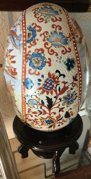Huevo de porcelana china con peana madera
