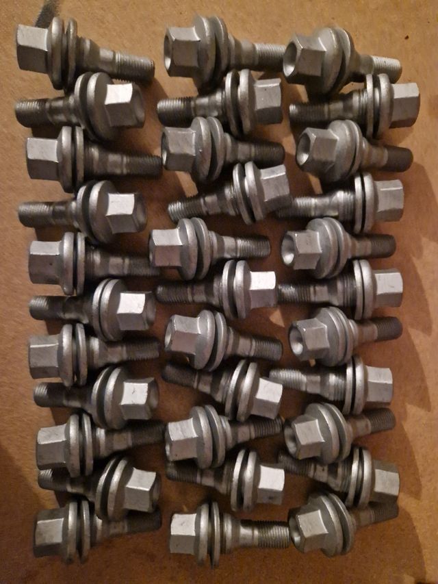 Tornillos rueda coche nuevos