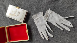 Libro comunión y guantes encaje