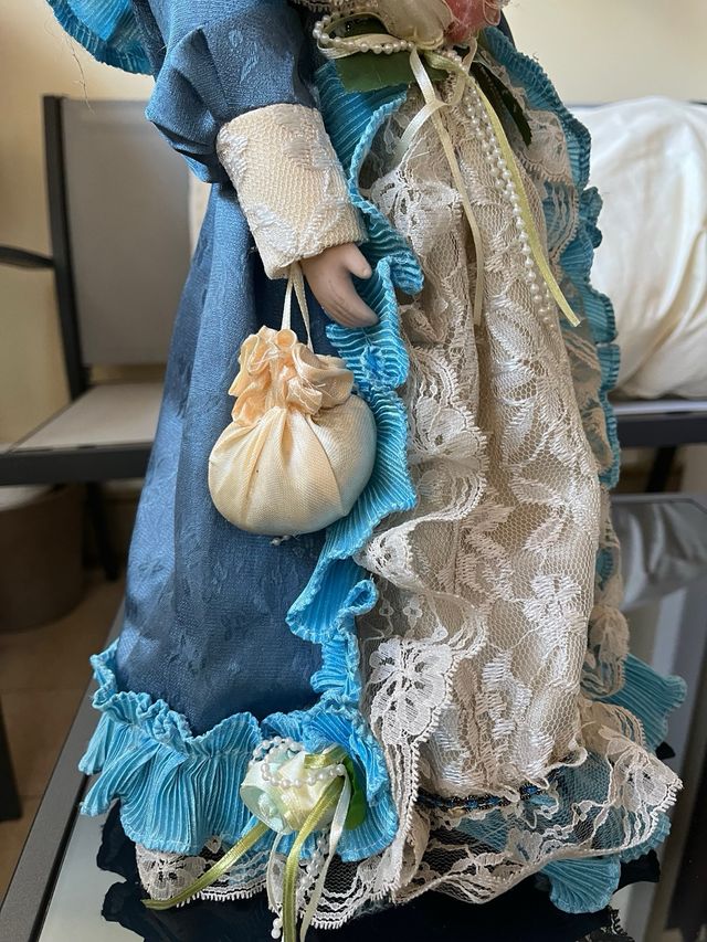 Bambola in porcellana da collezione