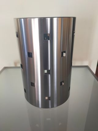 Paraguero o papelera moderna de acero inoxidable. 