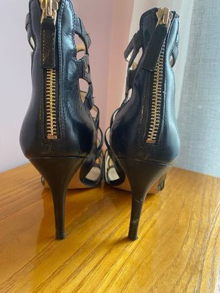 Tacones negros