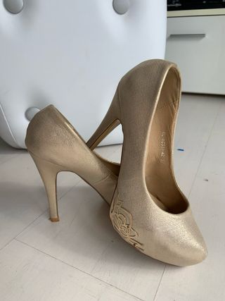 zapatos de tacón dorados con detalle metálico