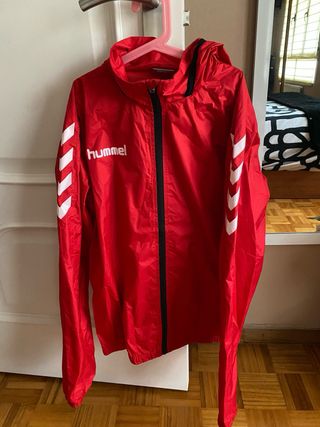 Chubasquero rojo de Hummel