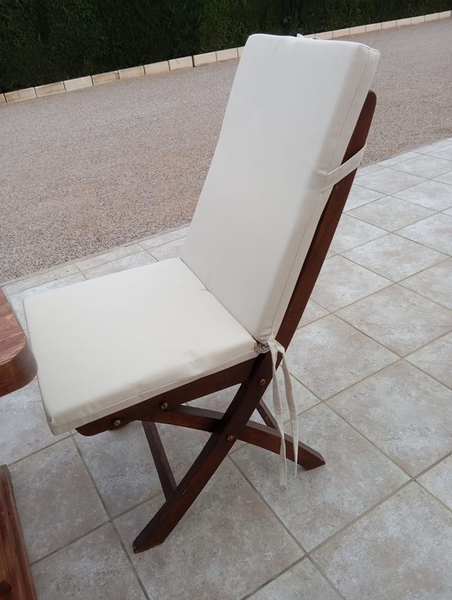 Conjunto mesa, 6 sillas y acolchados a estrenar