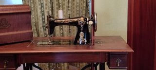 Máquina de coser Alfa antigua