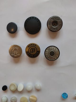 Botones antiguos y otros.