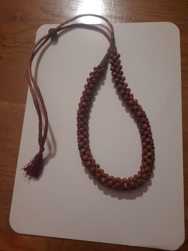 Collana di conchiglia marrone iridesce