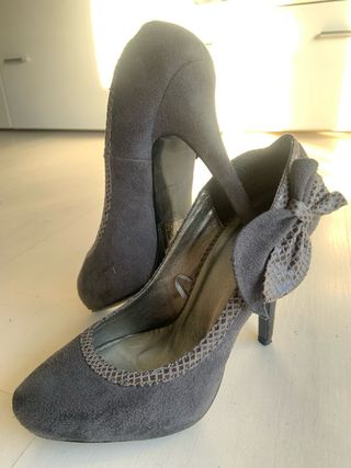 zapatos de salón en antelina con lazo 