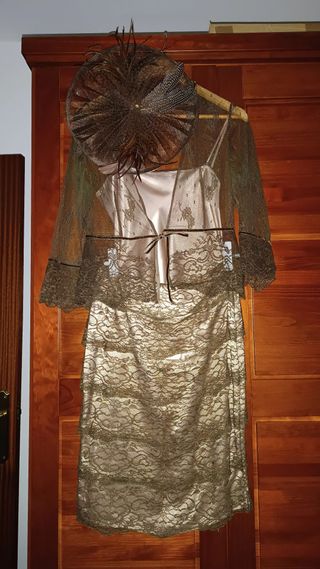 PRECIOSO CONJUNTO DE FALDA, CHAQUETA, TOP Y TOCADO