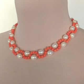 Collar de coral rosa con perlas naturales 