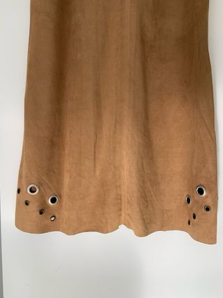 vestido en antelina con detalle calado