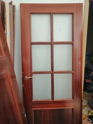 tres puertas de madera