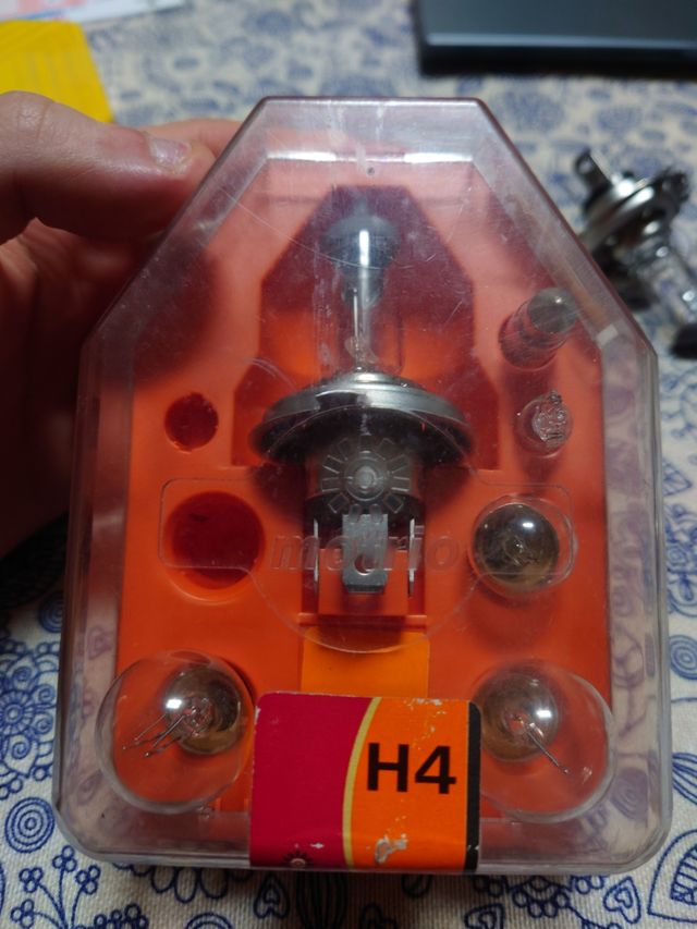 Caja de bombillas coche