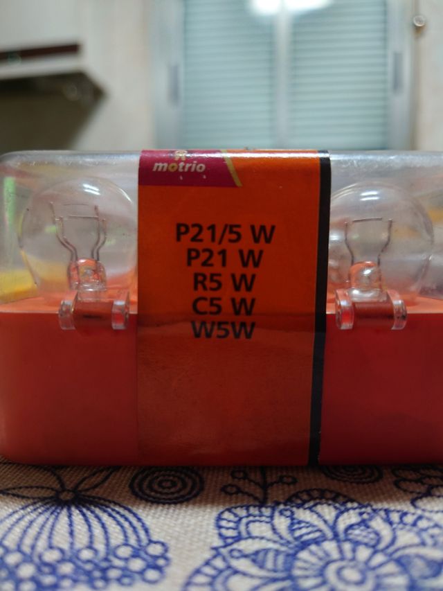 Caja de bombillas coche