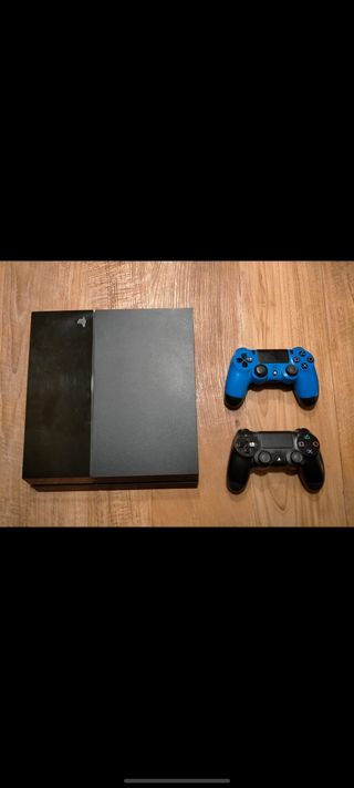 PS4 + 2 mandos y 2 cables con soporte