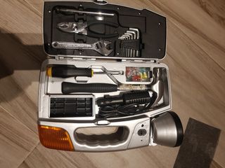 Caja de herramientas con linterna