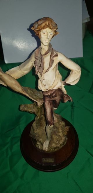 Figura cerámica de hombre pintada a mano