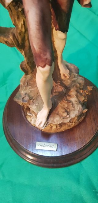 Figura cerámica de hombre pintada a mano