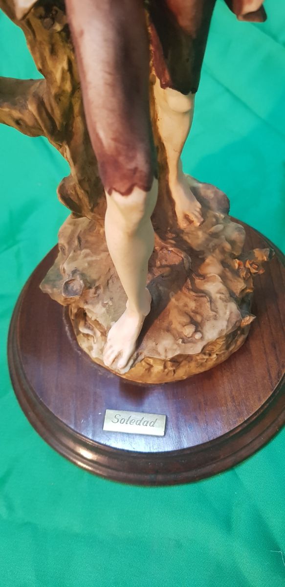 Figura cerámica de hombre pintada a mano