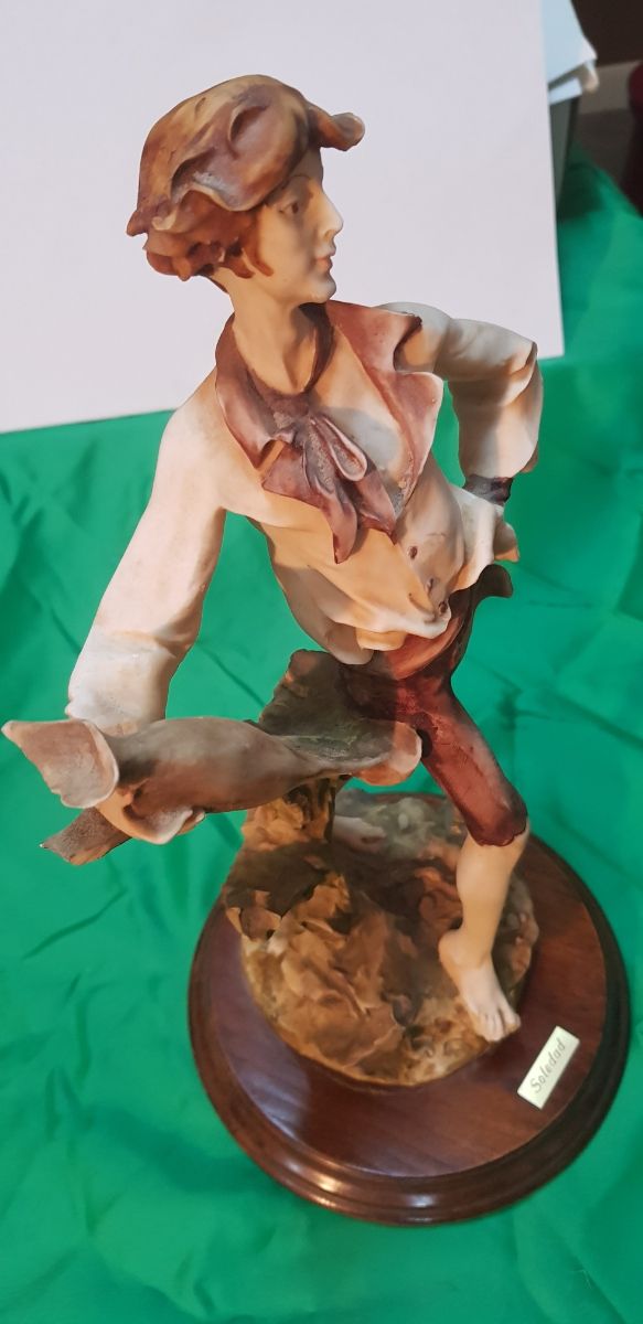 Figura cerámica de hombre pintada a mano