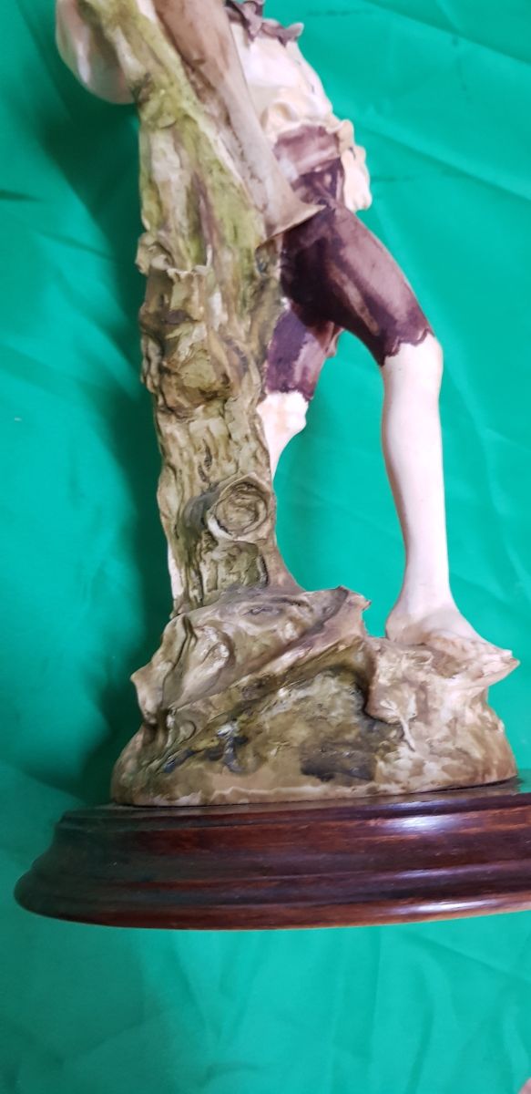 Figura cerámica de hombre pintada a mano