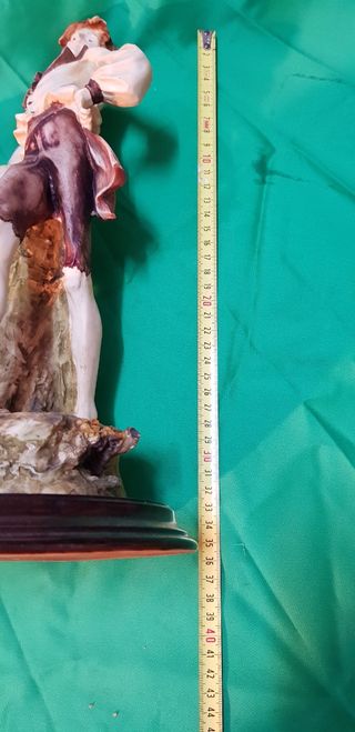 Figura cerámica de hombre pintada a mano