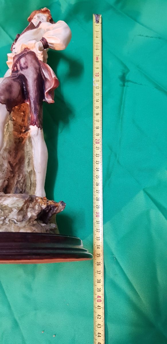 Figura cerámica de hombre pintada a mano