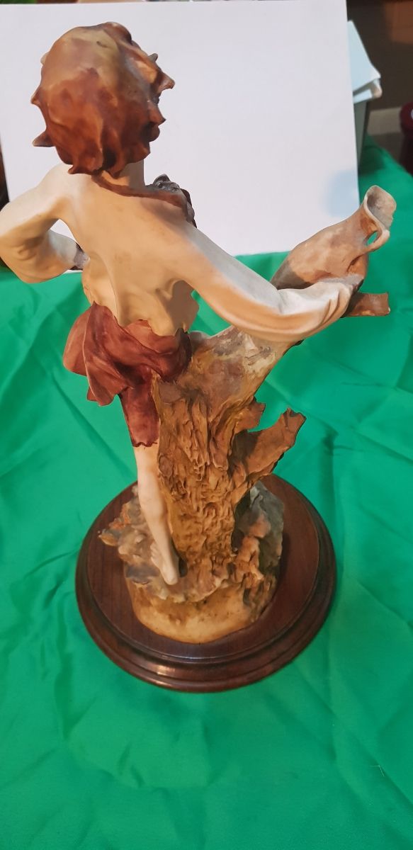 Figura cerámica de hombre pintada a mano