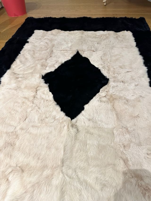 Alfombra de pelo negra y blanca