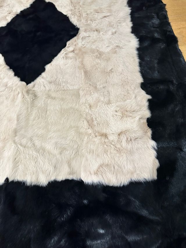 Alfombra de pelo negra y blanca