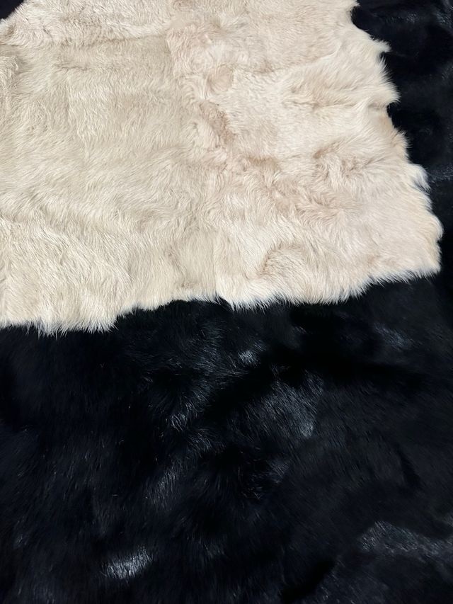 Alfombra de pelo negra y blanca