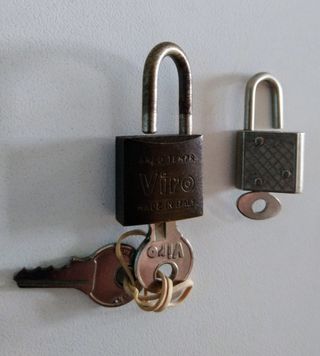 Pareja de candados antiguos. 