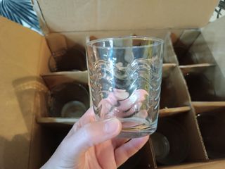 Vajilla de vasos de cristal de agua en buen estado