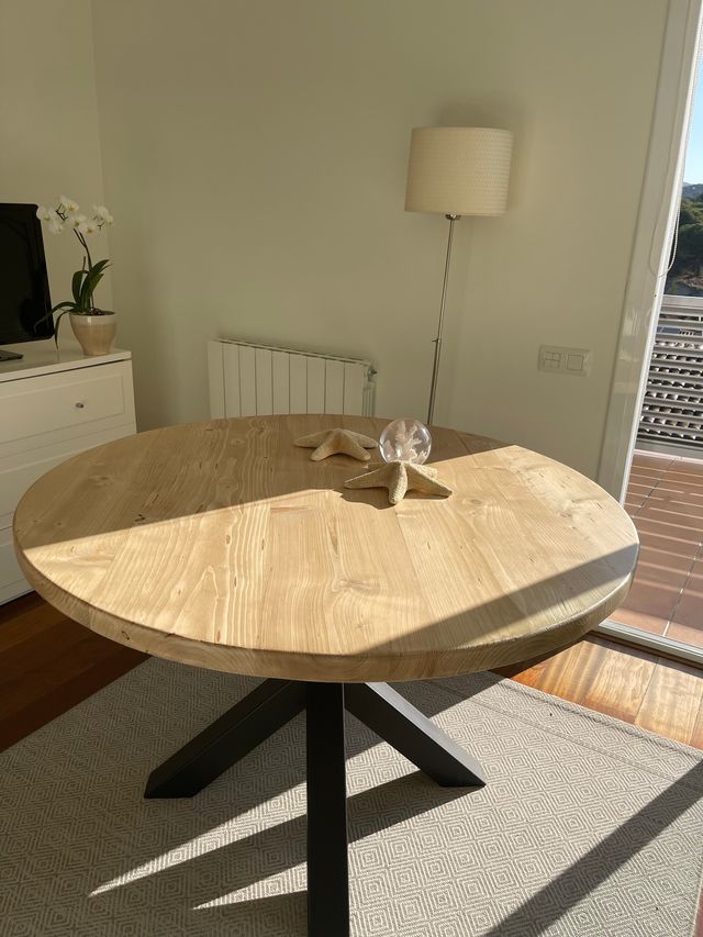 Mesa redonda de abeto con patas de hierro