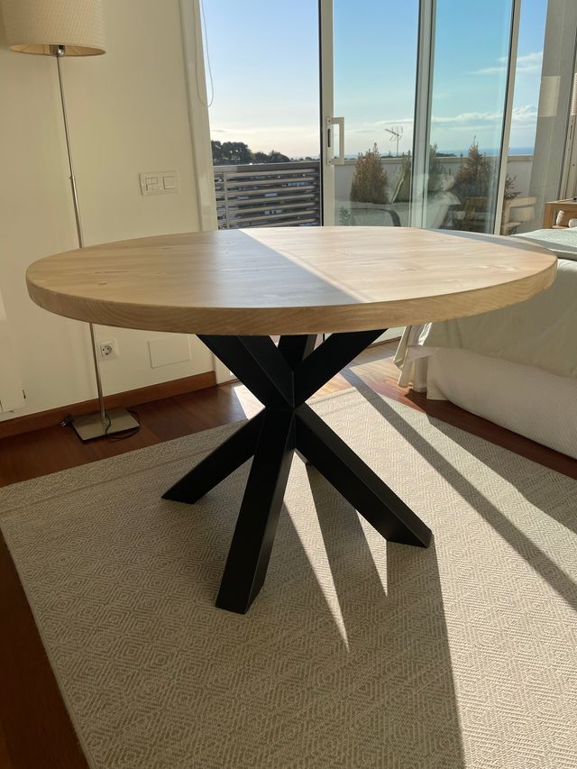 Mesa redonda de abeto con patas de hierro