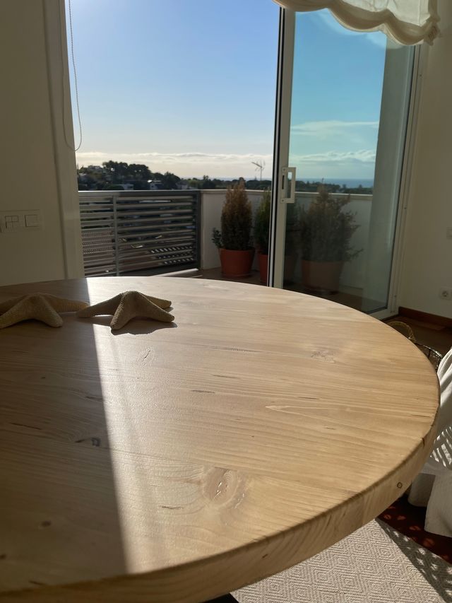 Mesa redonda de abeto con patas de hierro