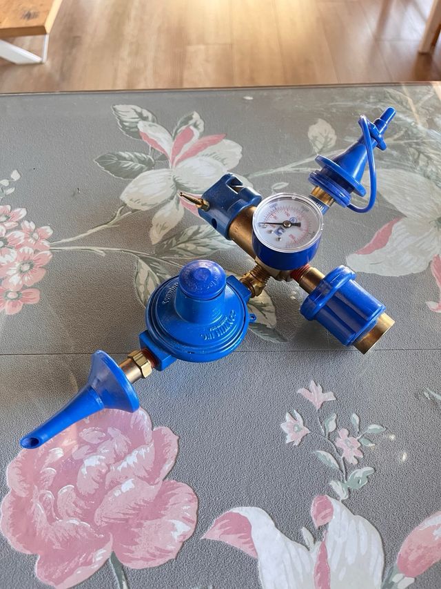 Valvola per bombola di elio