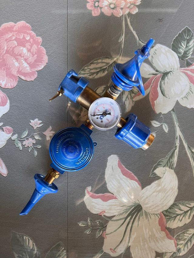 Valvola per bombola di elio