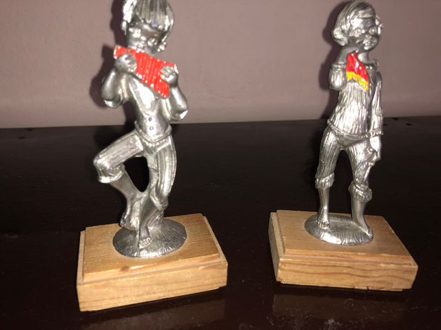 2 Statuine Peltro Cesellate a Mano