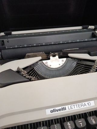 Máquina de escribir Olivetti Lettera 10