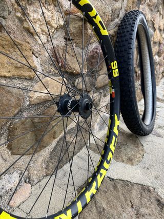 Cubierta MAXXIS Assegai EXO 27.5"x2.5 " + llanta