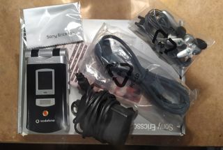 Sony Ericsonn V800 con scatola e accessori nuovi