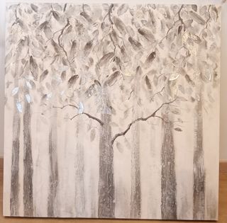 Lienzo de bosque con hojas plateadas.