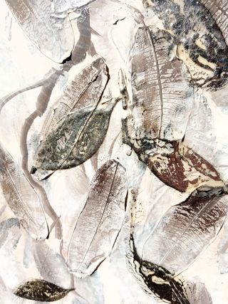 Lienzo de bosque con hojas plateadas.