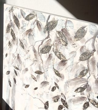 Lienzo de bosque con hojas plateadas.