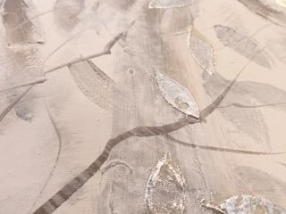 Lienzo de bosque con hojas plateadas.