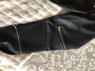 pantalon polipiel zara Talla L