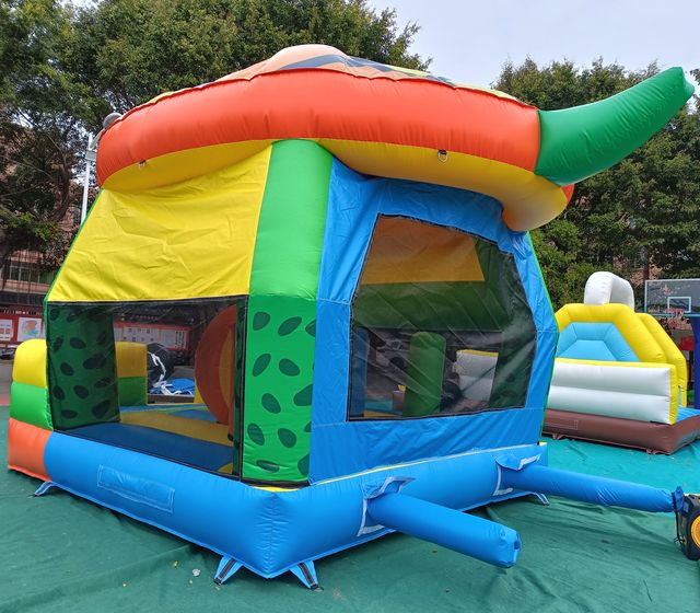 Castillo hinchable Tortuga TR62. Medidas 4x4x3,8 m