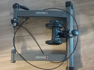 Entrenador de rodillos indoor. Bicicleta